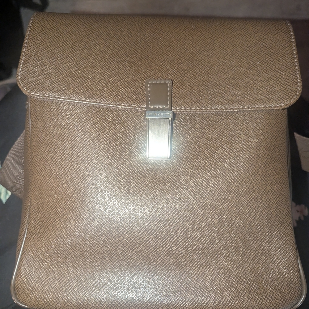 Authentic Yaranga Camera bag Louis Vuitton..Unisex